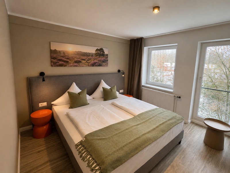 Doppelzimmer mit Queen-Size-Bett im UNO Smart Soltau-Wietzendorf
