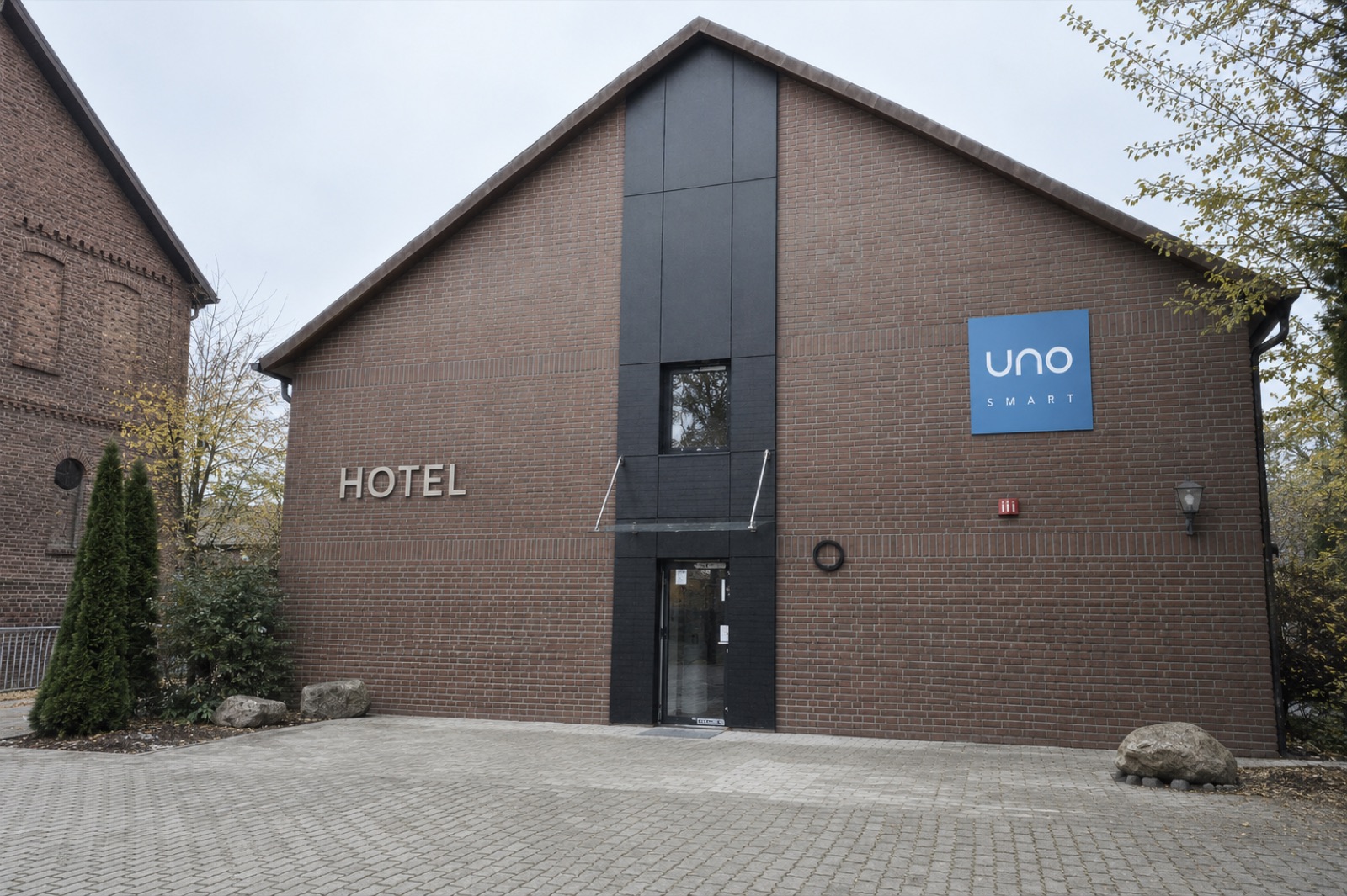 Außenfassade des UNO Smart Soltau-Wietzendorf mit Hoteleingang