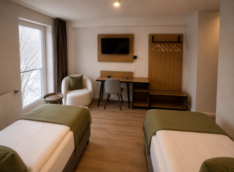 Modern renoviertes Zimmer mit bequemen Betten, ideal nach einer Wanderetappe am Heidschnuckenweg